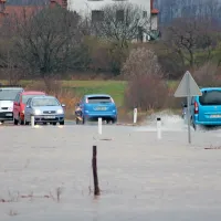 Regionalna cesta pri Prvačini je bila zgodaj dopoldne še 
prevozna, pozneje pa so jo zaprli na dveh odsekih.  