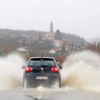 V Braniku je voda regionalno cesto dosegla že dopoldne. 