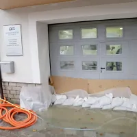 Gasilci so iz mehanične delavnice izčrpali vodo in vhod 
zaščitili z vrečami. 