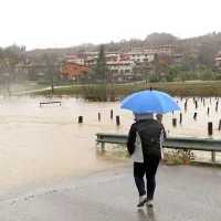 Cesta v zaselek Saksid je pod vodo izginila že pred poldnevom. 