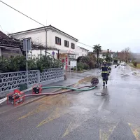 Gasilci so sredi Strunjana prečrpali vso odvečno padavinsko 
vodo ... 