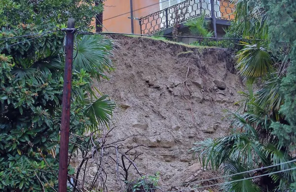 Dež je močno razmočil zemljo, zaradi česar se sprožajo 
plazovi. Na fotografiji je plaz za hišo v Portorožu.