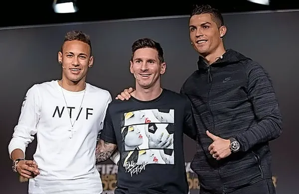 Neymar (levo) bo s PSG-jem poskušal prekrižati načrte Realu in  
Ronaldu (desno), Barcelono in Lionela Messija (v sredini) pa čaka 
že preizkušen izločilni obračun s Chelseajem.