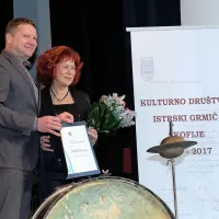 Na nedavni slovesnosti ob visokem jubileju je podžupan 
Mestne občine Koper Peter Bolčič predsednici društva Vlasti 
Jerman izročil priznanje za delovanje društva.  