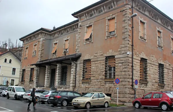V stavbo, kjer je do leta 2011 delovala Policijska uprava 
Postojna, se bo predvidoma leta 2019 preselila Upravna 
enota Postojna.
