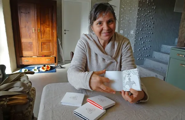 Oblikovalka vizualnih komunikacij  Jana Pečečnik s svojimi novimi knjižicami, ki jih bo v 
prihodnjih dneh predstavila še v Mariboru.  