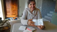 Oblikovalka vizualnih komunikacij  Jana Pečečnik s svojimi novimi knjižicami, ki jih bo v 
prihodnjih dneh predstavila še v Mariboru.  