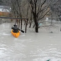 Ko mostarsko jezero poplavi, pridejo  prav tudi čolni za 
poletno rekreacijo.  