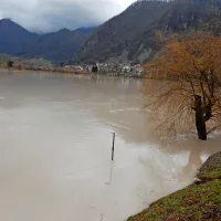 Mostarsko jezero se je dvignilo za najmanj tri metre in se razlilo preko bregov. 