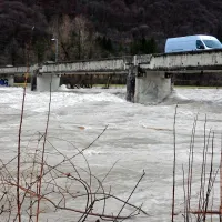 Skoraj poplavljen most  na Volarjih je predstavljal edino  vez  s Tolminom.  