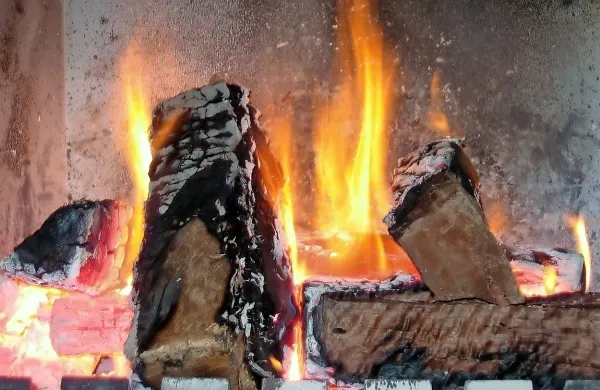 Otroci so zakurili ogenj, hi&scaron;a je zagorela