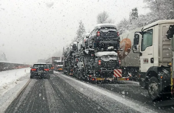 Sneg je letos že povzročal nevšečnosti  na cesti.
