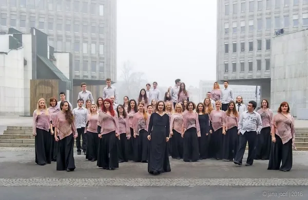 Obujena ženska peresa in glasovi