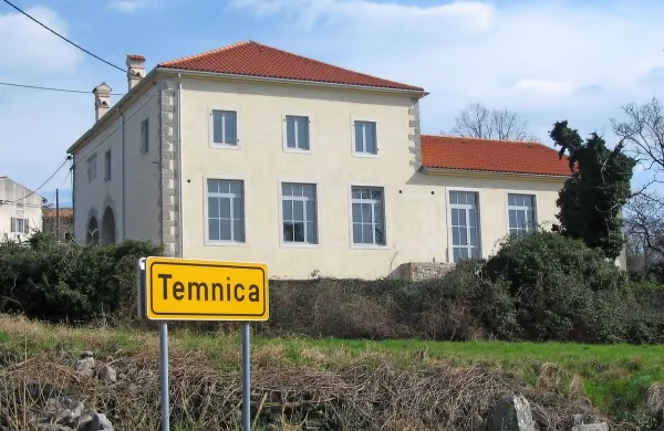 Stavbo stare šole v Temnici so pred desetletjem obnovili s 
pomočjo denarja EU. 