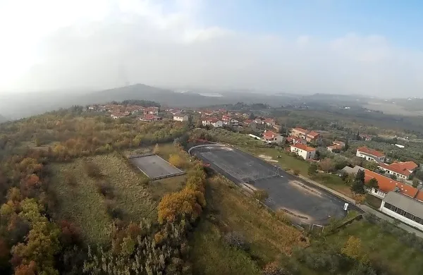 Parceli nad nedokončanim baliniščem pri OŠ Škofije merita 
6600 kvadratnih metrov. Meja ene izmed njiju poteka le slaba 
dva metra od betonskega roba balinišča.