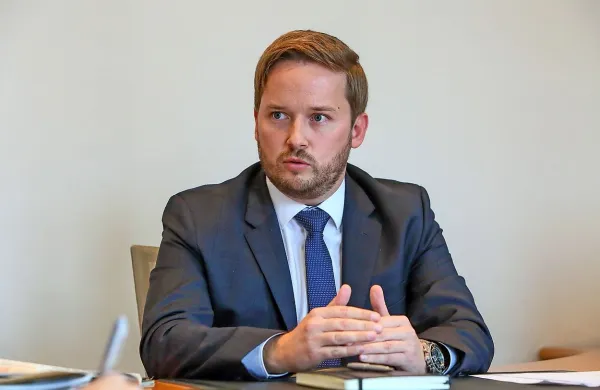 Roku Hladniku &scaron;e en mandat na čelu Primorskih novic