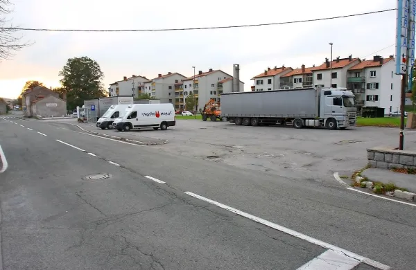 Cesta skozi Senožeče je bila v torek popoldne in zvečer 
mastna. 
