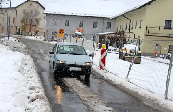 Ponoči sneg do nižin, na pot le dobro opremljeni