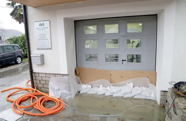 Reke ponekod znova nara&scaron;čajo, večja verjetnost za zemeljske plazove