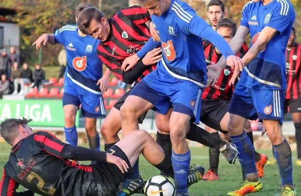 Grega Debenjak (na tleh) je bil s petimi goli prvi strelec Brd v 
jesenskem delu sezone. 