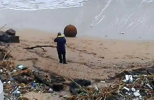 Na znano dubrovniško plažo je morje ponoči naplavilo 
bombo iz druge svetovne vojne.