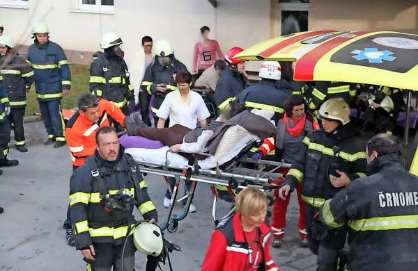Nekaj po 13. uri je zagorelo v Domu starejših občanov v 
Črnomlju, več ljudi je bilo poškodovanih.