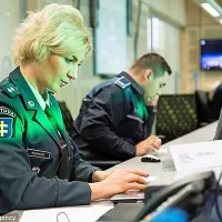 Litvanski policisti na desnem rokavu nosijo grb z dvojnim 
križem. 