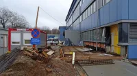 Hkrati z obnovo prostorov nujne medicinske pomoči v 
Postojni bodo uredili tudi vhod; reševalno vozilo ne bo več 
ustavljalo pod milim nebom. 