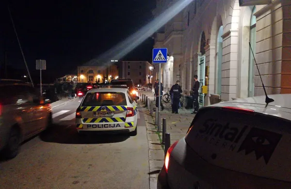 Preskočil pult in z denarjem izginil