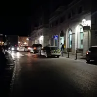 Preskočil pult in z denarjem izginil