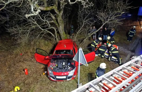 Najhujša prometna nesreča konec tedna na primorskih 
cestah se je zgodila pri Kobjeglavi, kjer pa so imeli mladeniči 
veliko srečo. 