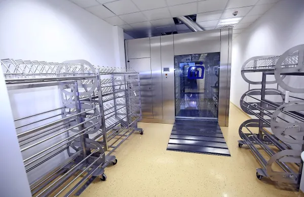 Komora za sterilizacijo velikih kosov opreme. 