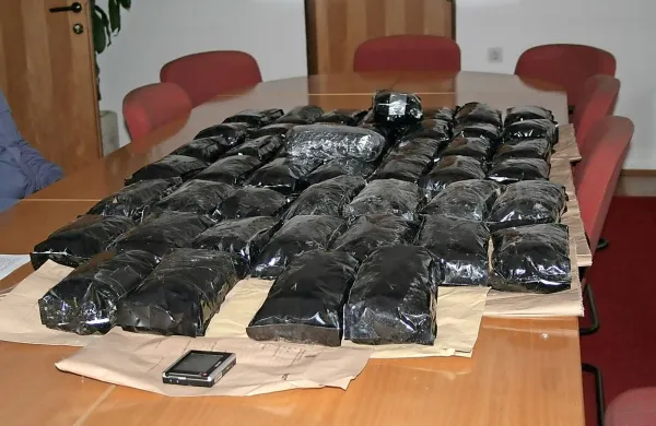 Srba v avtu tihotapila 20 kilogramov marihuane