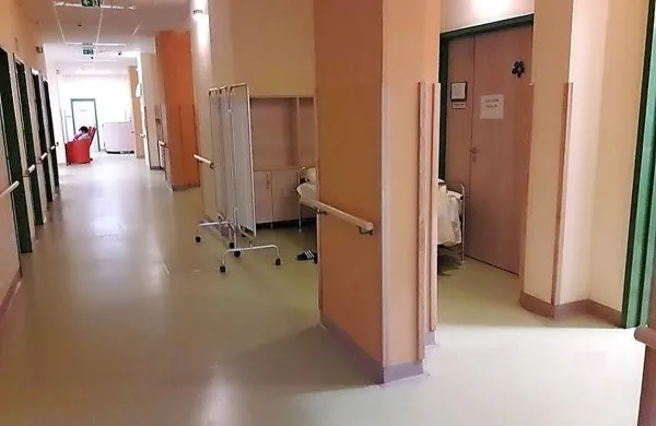 Eno posteljo so bili primorani ta teden namestiti kar na hodnik 
varovanega oddelka, saj je prostora v sobah zmanjkalo. 