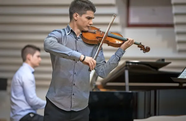 Violinist Erin Ćoralić je ob spremljavi brata, pianista Armina, občinstvo očaral s ponovitvijo 
diplomskega koncerta, ki ga je imel na londonskem konservatoriju. 