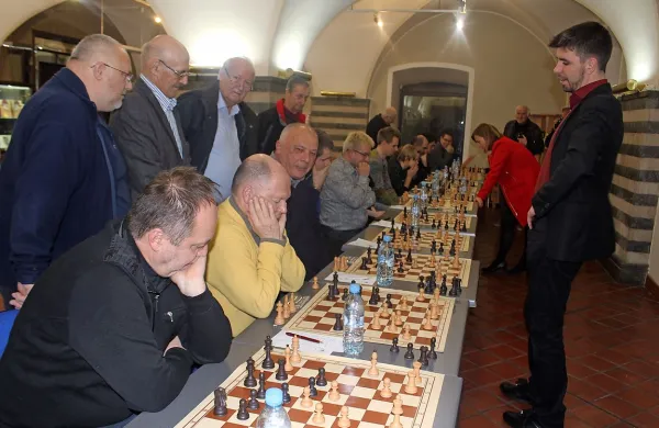 Dobrodelna šahovska simultanka z velemojstroma Škobernetom in Kapševo je odlično uspela.