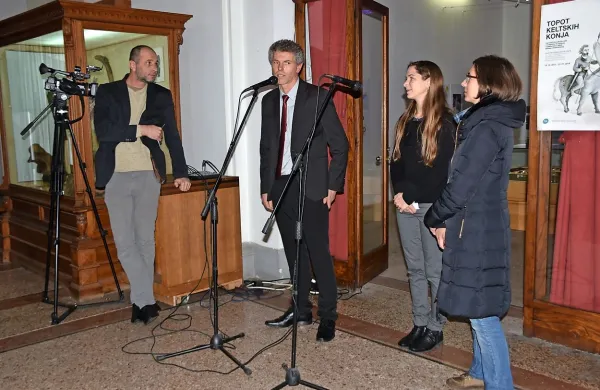 Miha Mlinar (drugi z leve) predstavlja keltsko najdišče v 
Kobaridu.  
