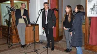 Miha Mlinar (drugi z leve) predstavlja keltsko najdišče v 
Kobaridu.  