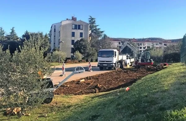 Parkiri&scaron;če ob Osnovni &scaron;oli Livade bodo premestili