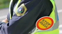 Na račun slovenskih policistov je Tržačan za dnevnik Il 
Piccolo izrekel vrsto očitkov, z zmerjanjem in žaljenjem pa je 
po podatkih koprske policijske uprave začel že v petek 
zvečer, ko je enega od policistov celo brcnil v mednožje in ga 
poškodoval.