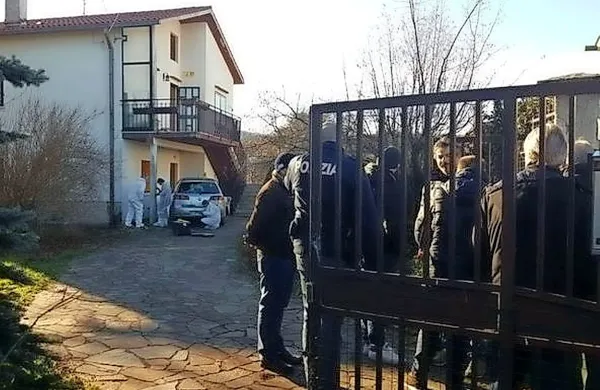 Na dvorišču dvostanovanjske hiše v Ul.Refosco na Opčinah 
so davi odkrili truplo 71-letnega moškega.