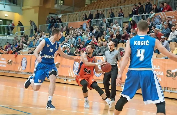 Košarkarjem Primorske (v oranžnem) sinoči ni uspel popoln  
preobrat.