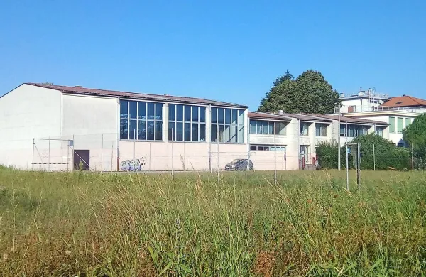 Montažni prizidek in telovadnica, ki sta bila zgrajena v 80-ih 
letih prejšnjega stoletja,  sta v zelo slabem stanju. 