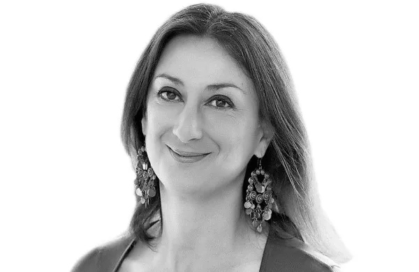 V zadnjem letu je Daphne Cuarana Galizia objavljala zgodbe 
o domnevni korupciji premierja Josepha Muscata in njegovih 
tesnih zaveznikov. 