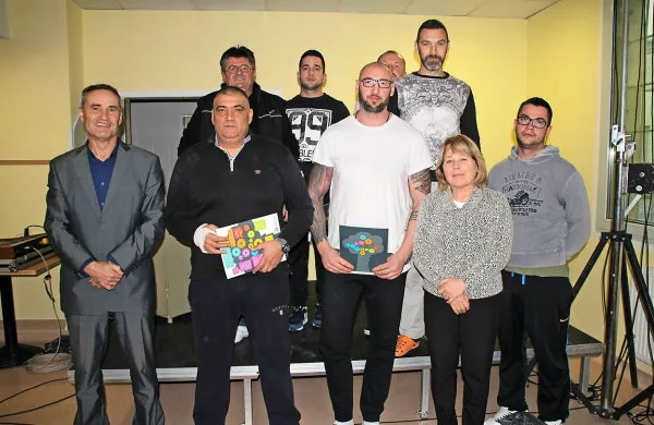 Dušan Valentinčič (skrajno levo) in Alenka Grželj z obsojenci, 
ki so dobili certifikate o opravljeni nacionalni poklicni kvalifikaciji