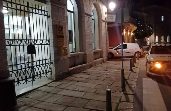 Slabo uro pred zaprtjem je v piransko pošto prišel zamaskiran moški, preskočil pult in stekleno pregrado, nato pa 
s plenom zbežal v neznano.