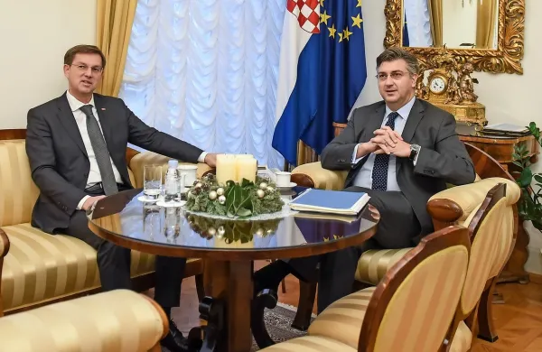 Že vnaprej je bilo znano, da bosta  Miro Cerar in Andrej 
Plenković na srečanju ponovila že znana stališča.  
