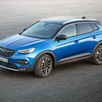 Opel grandland x je bil zmagovalcu tesno za petami.
