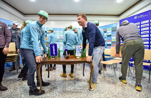 Včasih morajo pri pripravi  tiskovne konference priskočiti na 
pomoč tudi tekmovalci. Tako je  Jernej Damjan (levo) pomagal 
tiskovnemu predstavniku SZS Tomiju Trbovcu.