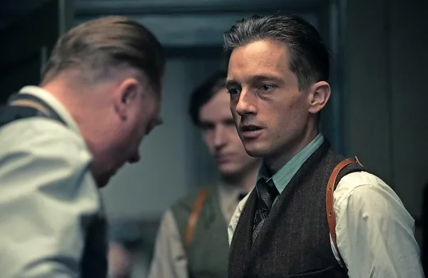 Babylon Berlin je svojo premiero doživel 13. oktobra na Sky 
Atlantic, prodali so jo v 60 držav, v Sloveniji pa si lahko vseh 
16 delov ogledate na HBO.